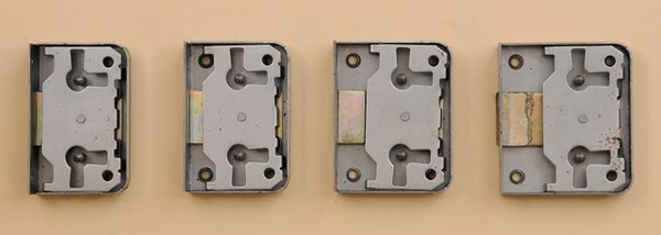 Kastenaufschraubschlösser rechts links und lad verwendbar, Dornmaß 35 bis 50 mm.