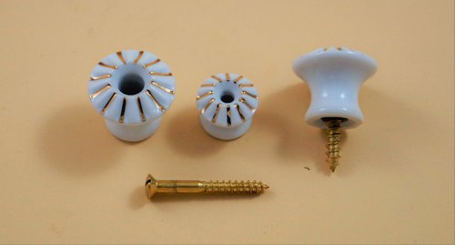 Porzellanknopf mit Goldeinlage, Durchmesser 18 - 26 mm.