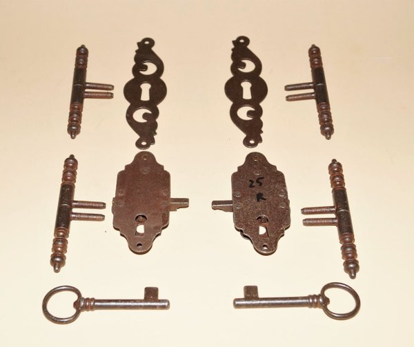 Schrankschloß Komplettset, 8 teilig, Schloß, Schlüsselschilder und Einbohrbänder