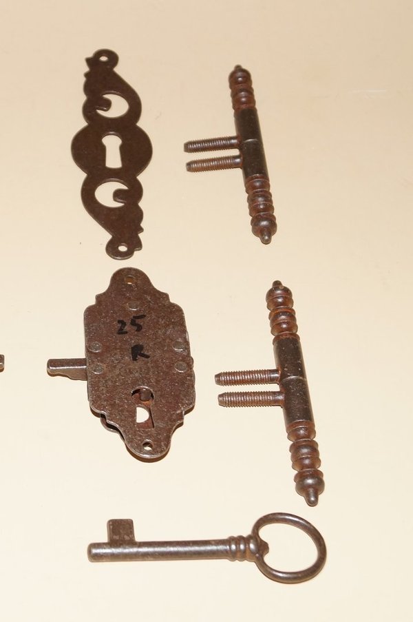 Schrankschloß Komplettset, 8 teilig, Schloß, Schlüsselschilder und Einbohrbänder
